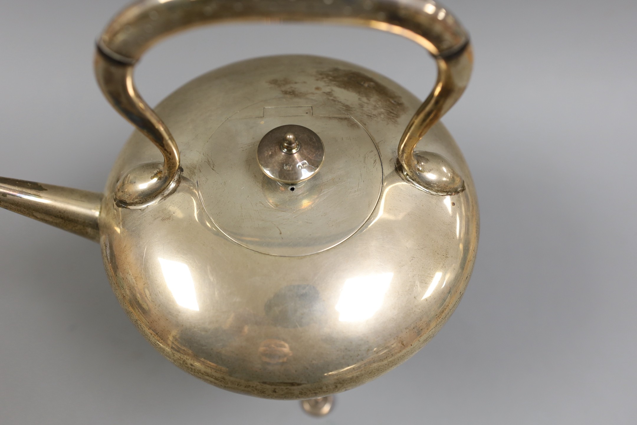 A late Victorian silver tea kettle, on stand with burner, Edward Hutton, London, 1880, height 25.2cm, gross weight, 27.3oz.